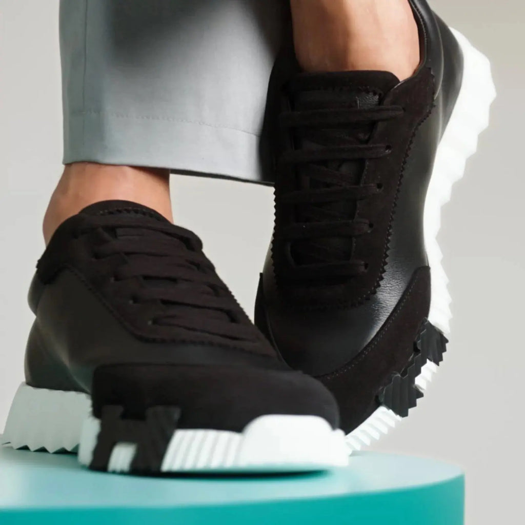 Hermes Bouncing Sneaker schwarz aus Vollleder – Draufsicht auf Obermaterial und schwarze Schnürung