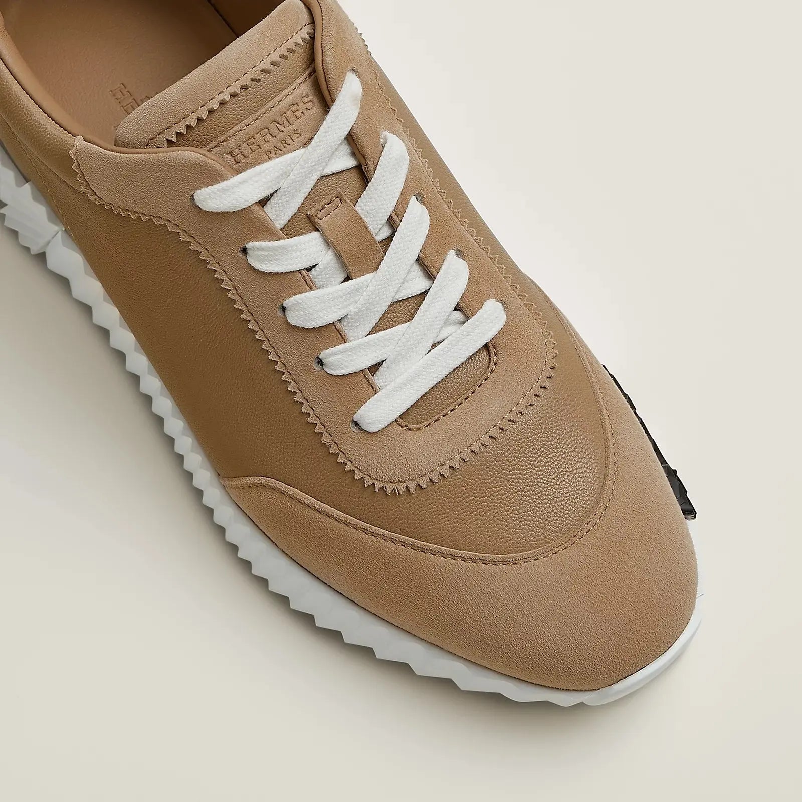 Hermes Beige Bouncing Sneaker Herren beige – Detailansicht weiße gerippte Gummisohle und Fersenpartie