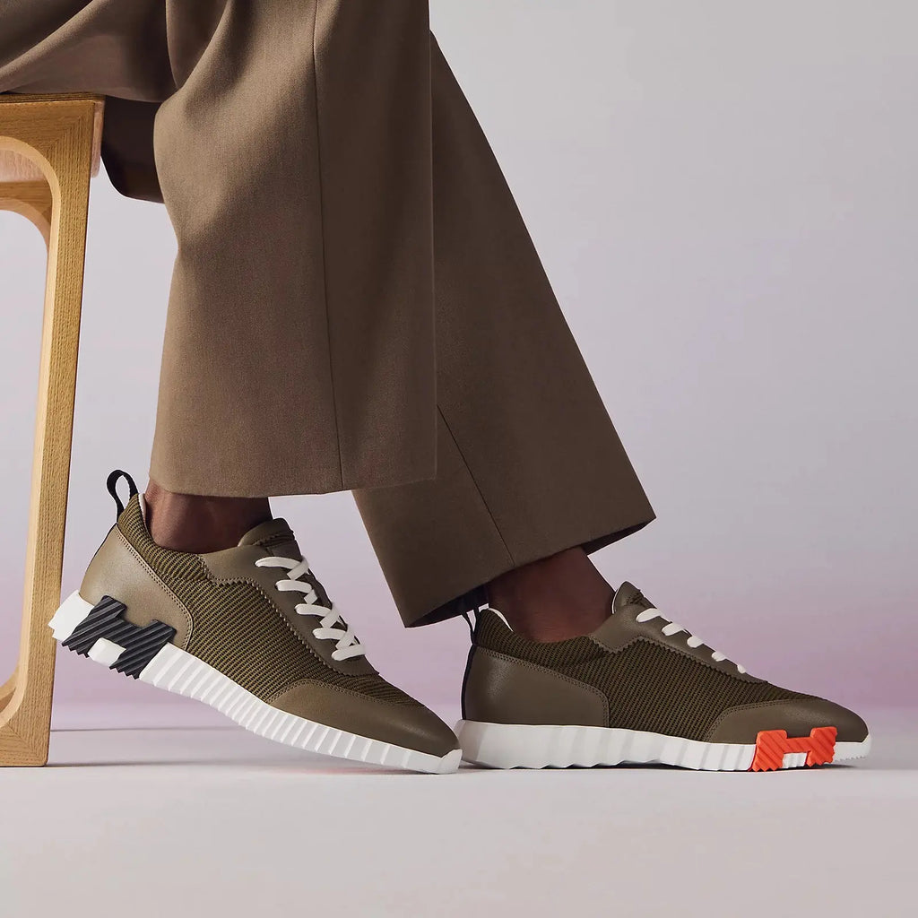 Hermes Bouncing Sneaker khakigrün Herren – Draufsicht auf Strickobermaterial und Schnürung