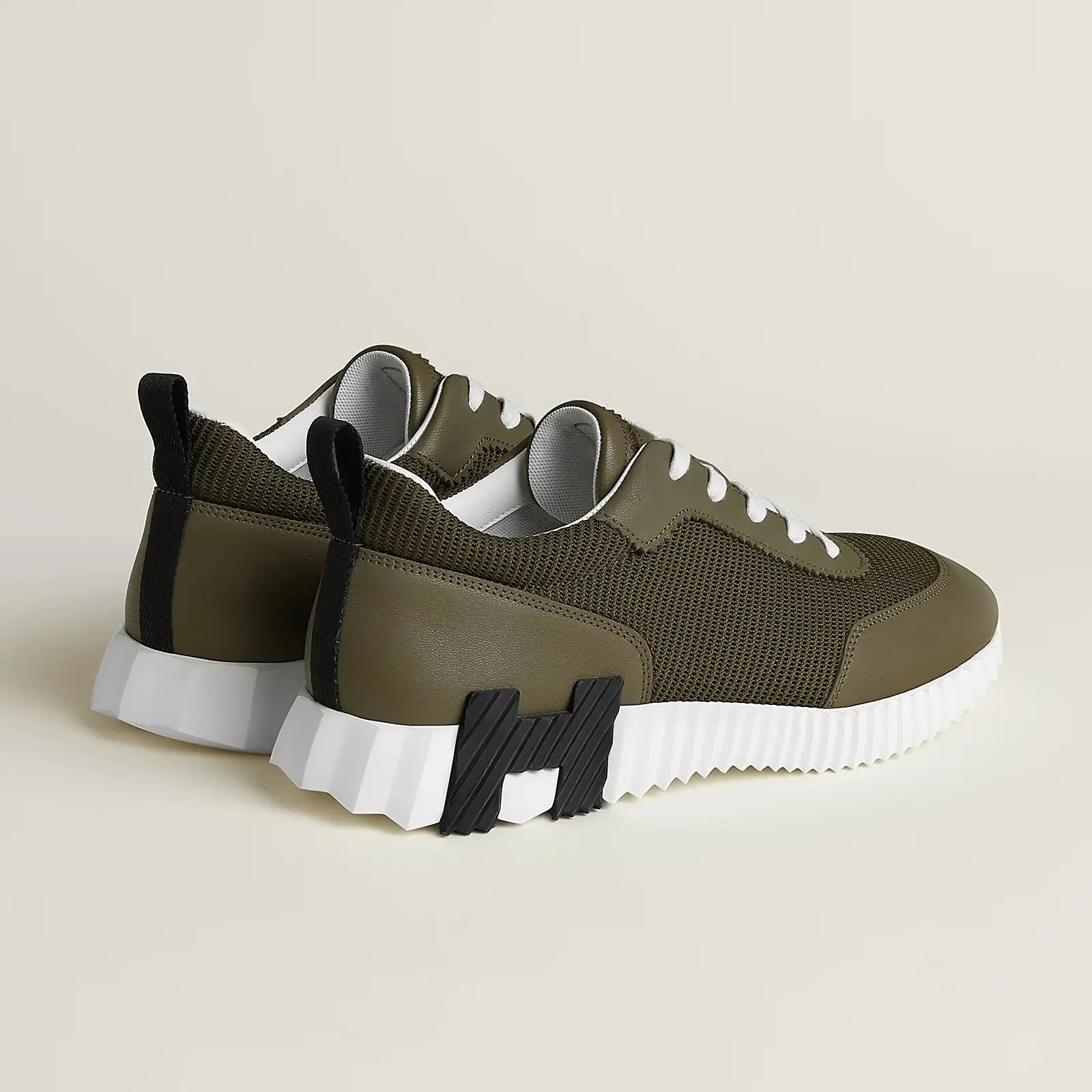 Hermes Bouncing Sneaker khaki grün aus Strick und Wildleder – Paar mit sichtbarem Sohlenprofil