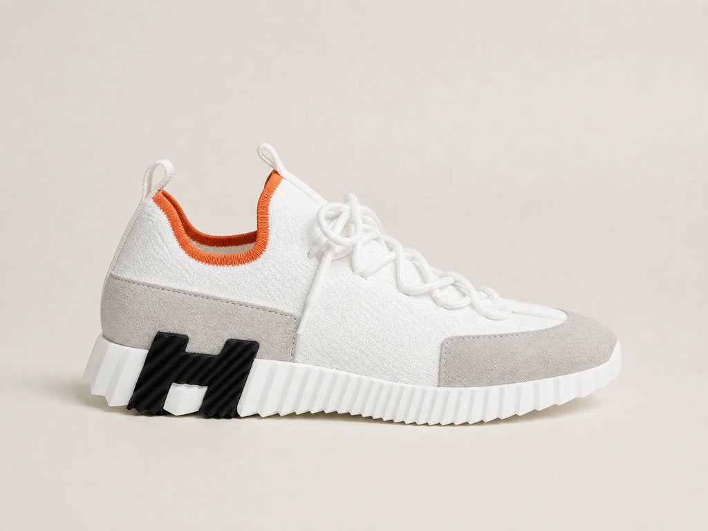 Weißer Hermes Sneaker von hinten mit orangefarbenem Innenfutter und weißer Plateausohle
