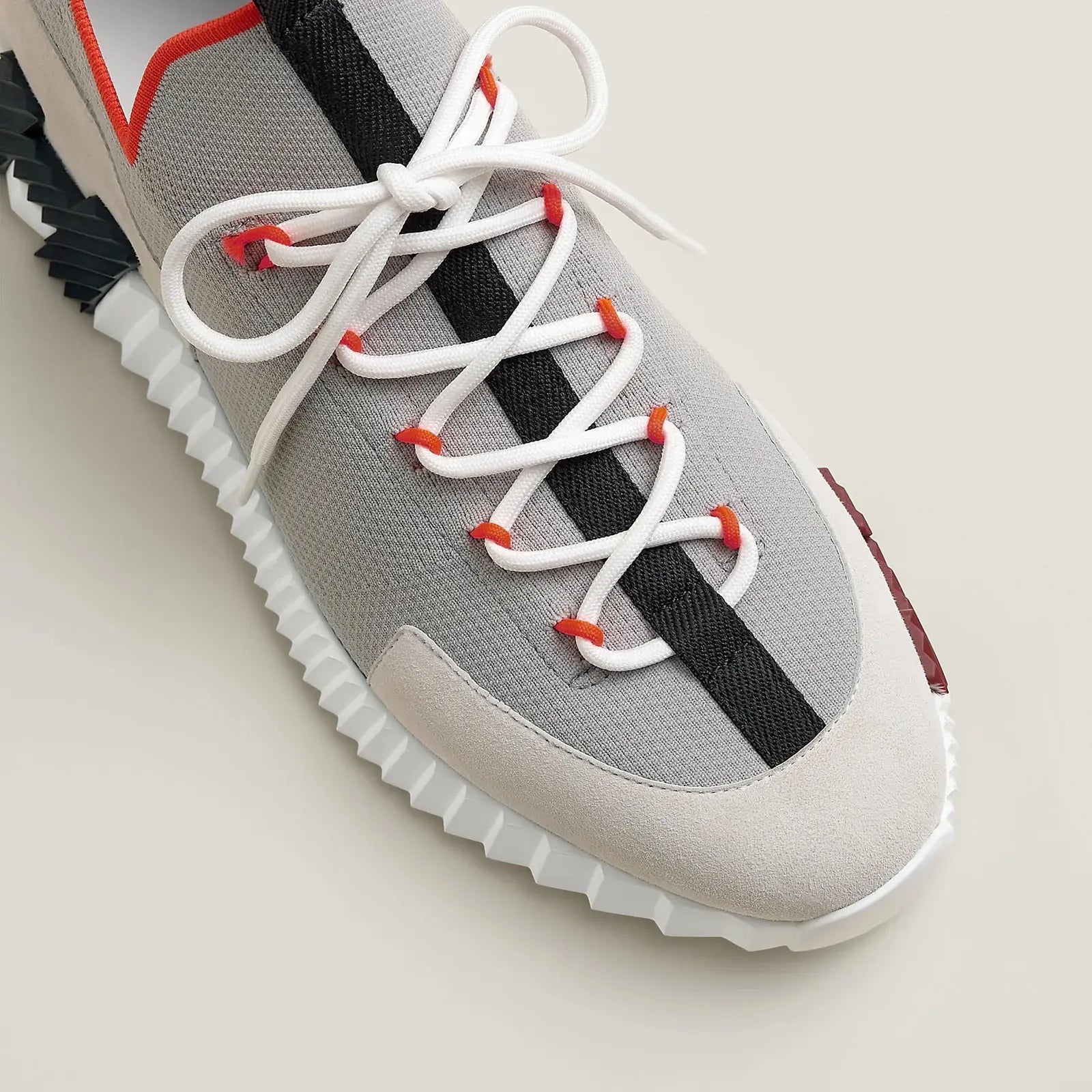 Hermes Bouncing Slip-on Sneaker grau Herren – Detailansicht schwarzes H auf weißer gerippter Gummisohle