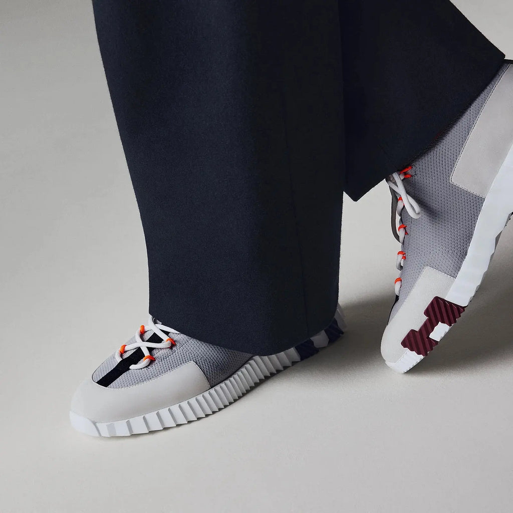 Hermes Bouncing Slip-on Sneaker grau mit roten Details – Draufsicht auf Strickobermaterial und weiße Schnürung