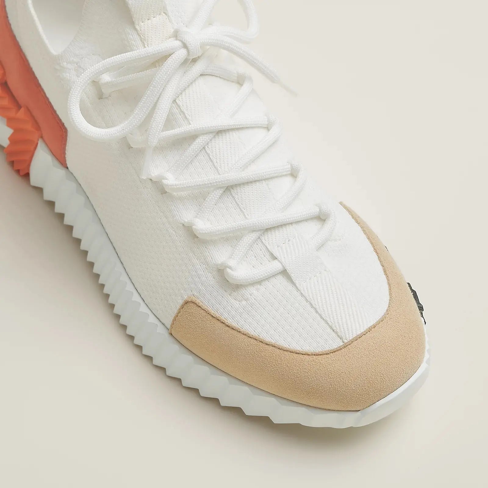 Hermes Slip-On Sneaker Strickobermaterial mit Wildleder-Einsatz und weißen Schnürsenkeln – Materialdetail Sneaker