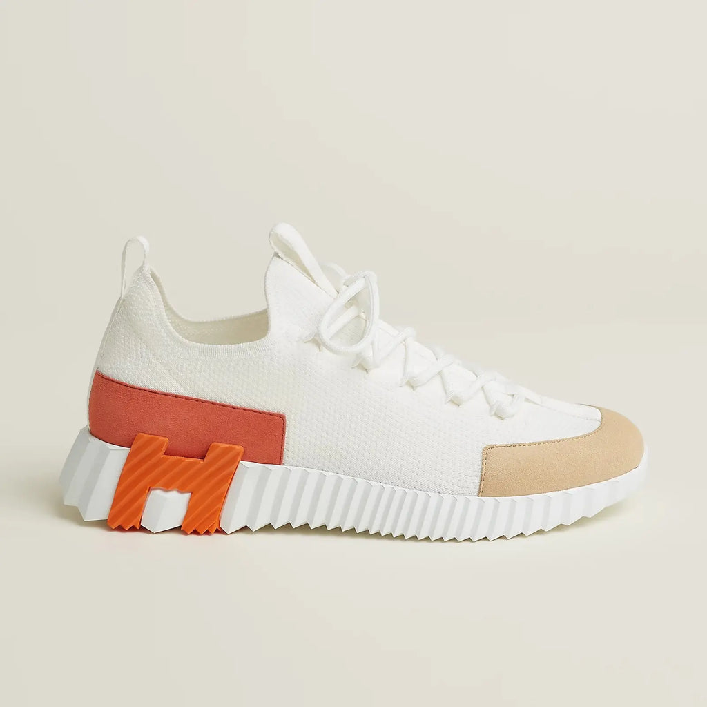 Hermes Strukturiertes weißes Strickobermaterial mit grauem Wildleder-Einsatz und weißen Schnürsenkeln – Materialdetail Sneaker