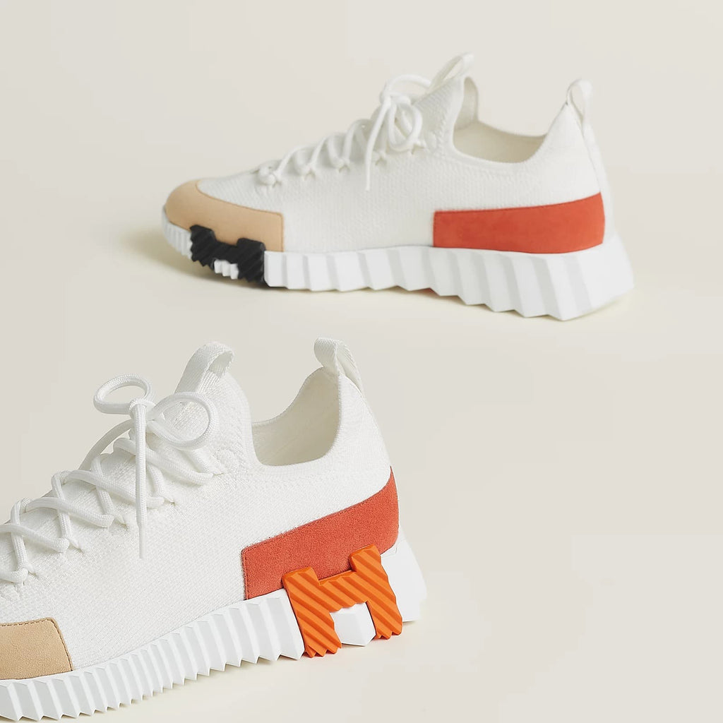 Weißer Hermes Slip-On Sneaker von hinten mit orangefarbenem Innenfutter und weißer Plateausohle