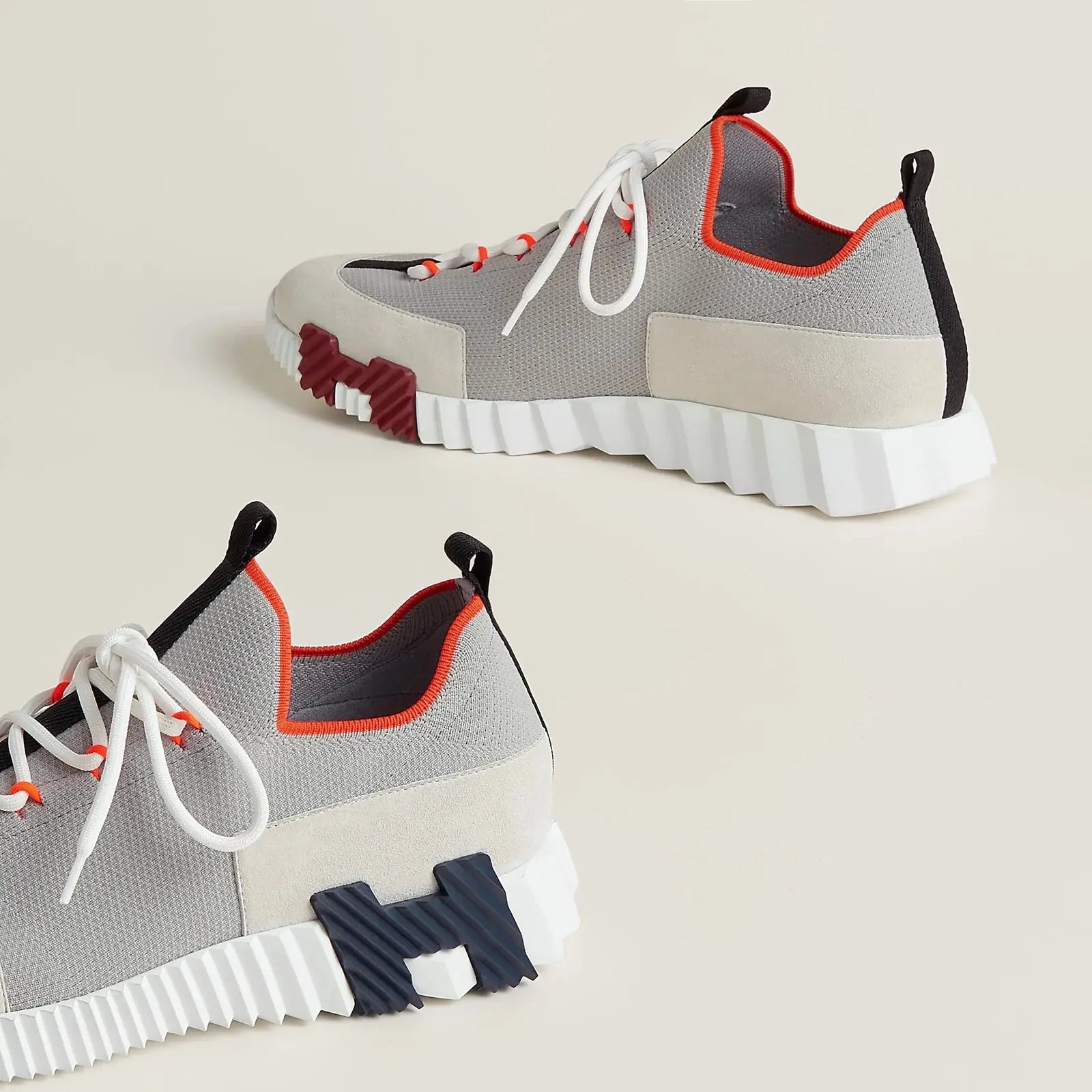 Hermes Bouncing Slip-on Modell in Grau mit heller Wildleder-Zehenkappe, rotem Kontrastdetail und schwarzem H