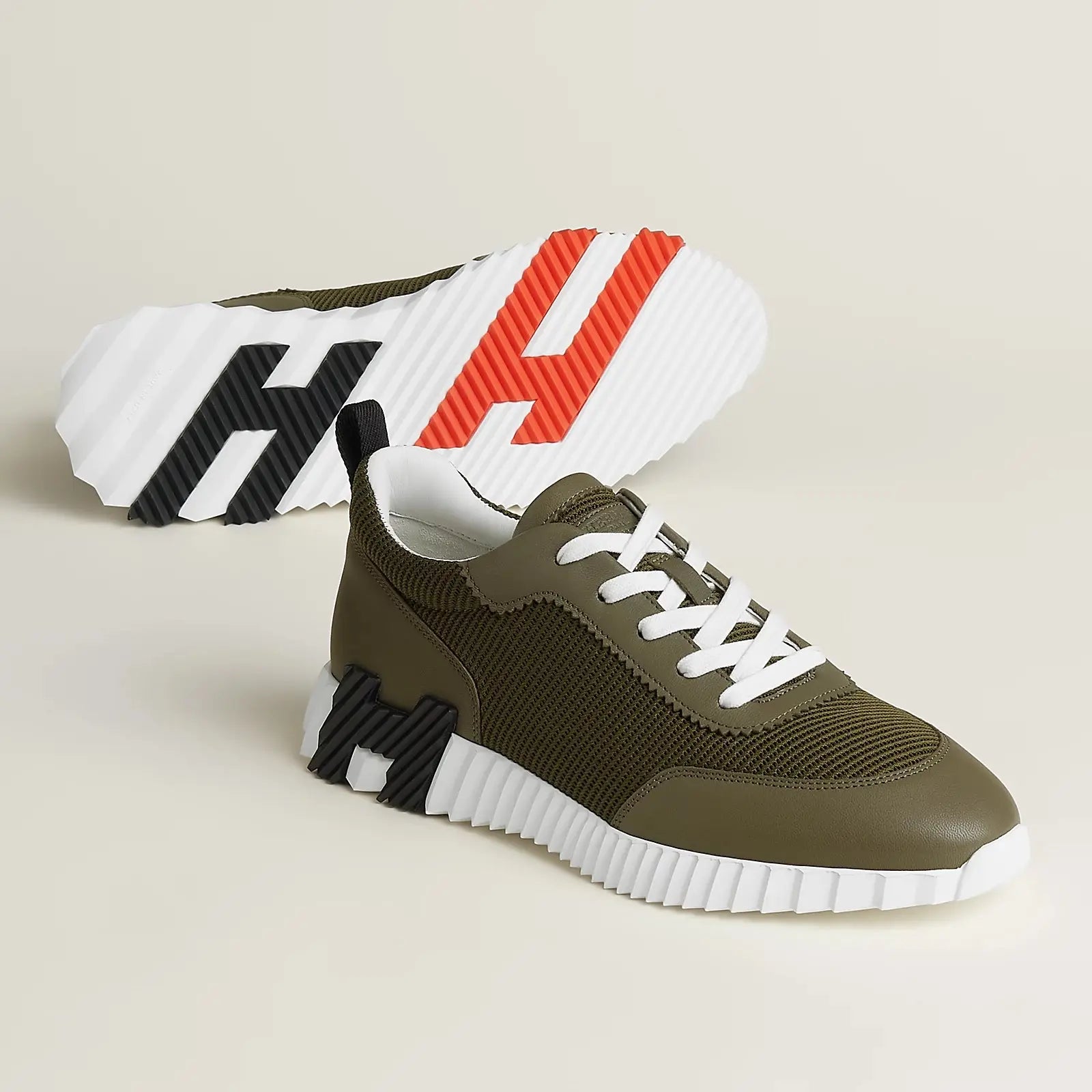 Hermes Bouncing Sneaker Herren khakigrün mit orangefarbenem H-Detail und weißer Plateausohle