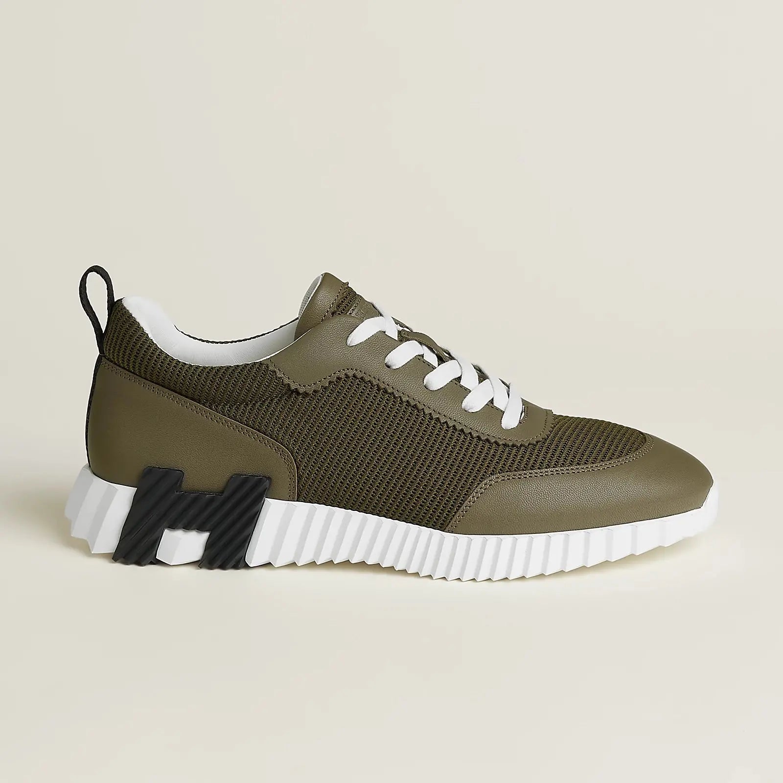 Hermes Bouncing Sneaker Herren khaki – Rückansicht mit orangefarbenem H und Plateausohle